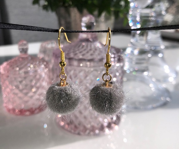 Örhänge med grå fluffboll