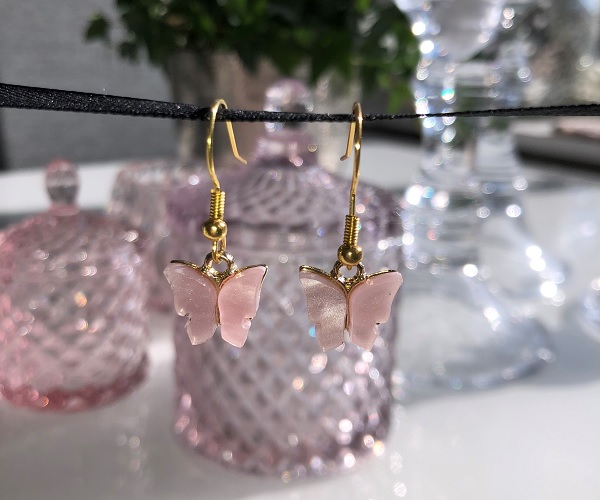 Örhänge med ljusrosa fjäril
