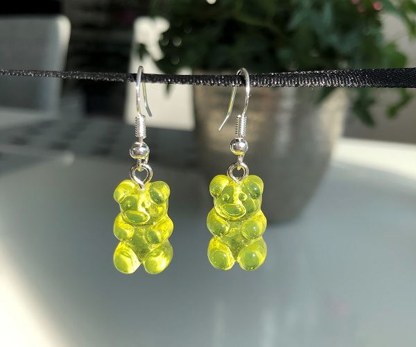 Örhänge neongul gummibjörn