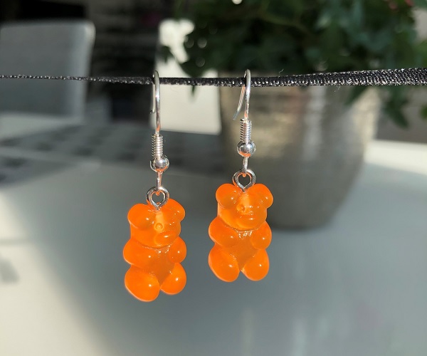 Örhänge med orange gummibjörn