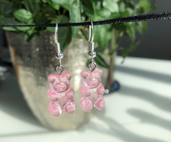 Örhänge med rosa gummibjörn