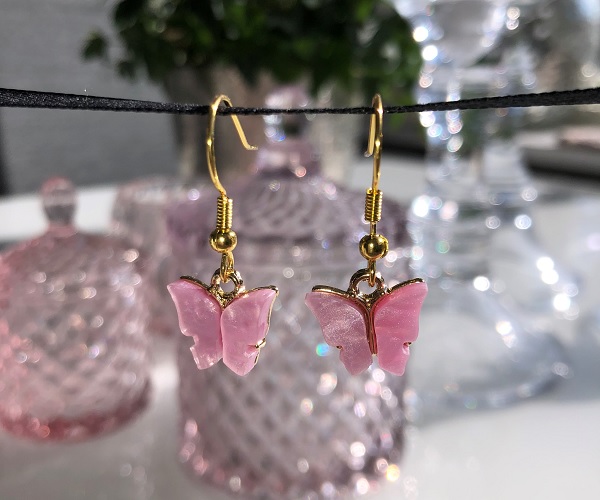Örhänge med rosa fjäril